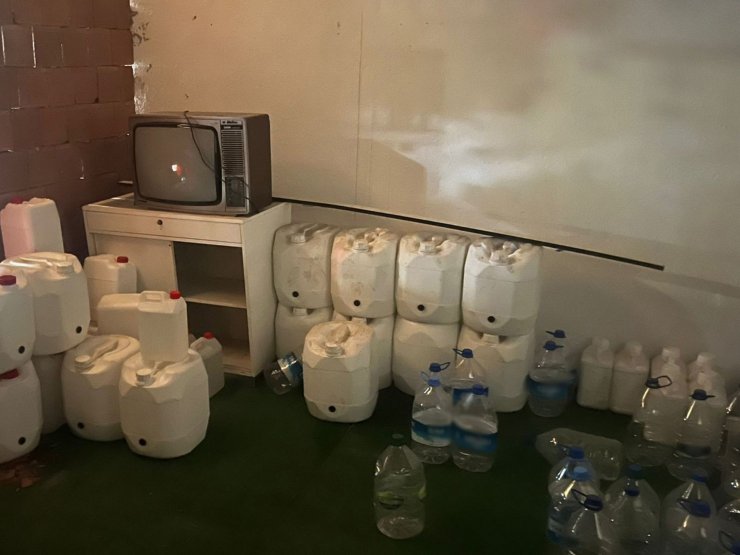 3265 litre alkol ve 12 bin 950 şişe ve kapağı ele geçirildi