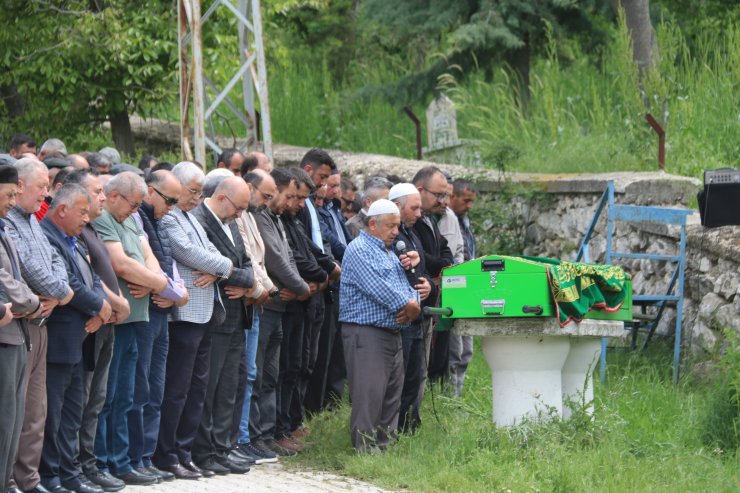 Bisikletten düşüp ölen öğrencinin namazını dedesi kıldırdı