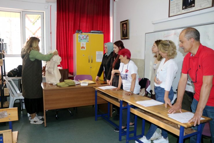 Antalya'da sandık görevlileri yemin ederek göreve başladı