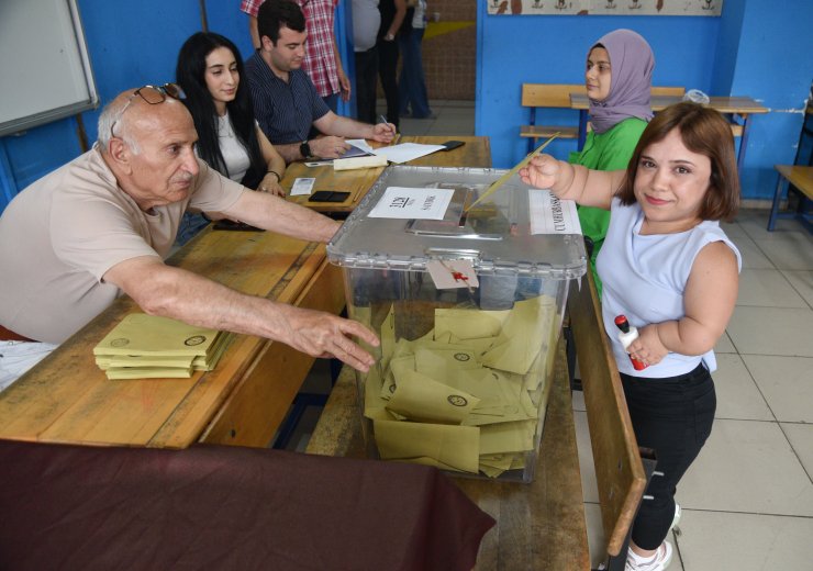 Sandığa yetişemeyince görevli devreye girdi, oyunu kullandı