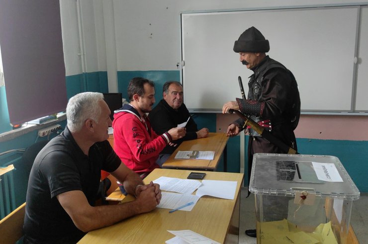 Yöresel ve alp kıyafeti giyip sandığa geldiler