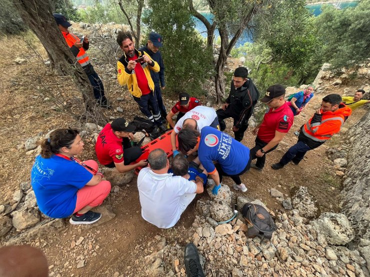 Doğa yürüyüşünde ayak bileği kırılan ABD'li turisti, 2 saat sedyeyle taşıdılar