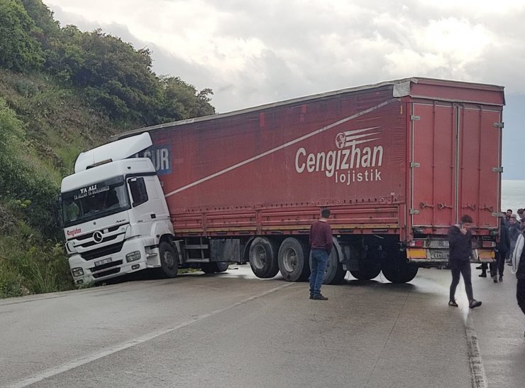 Eğirdir’de TIR ile otomobil çarpıştı