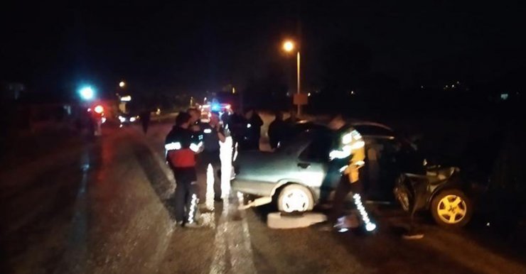 Burdur'da 2 otomobil kafa kafaya çarpıştı: 1 ölü, 4 yaralı