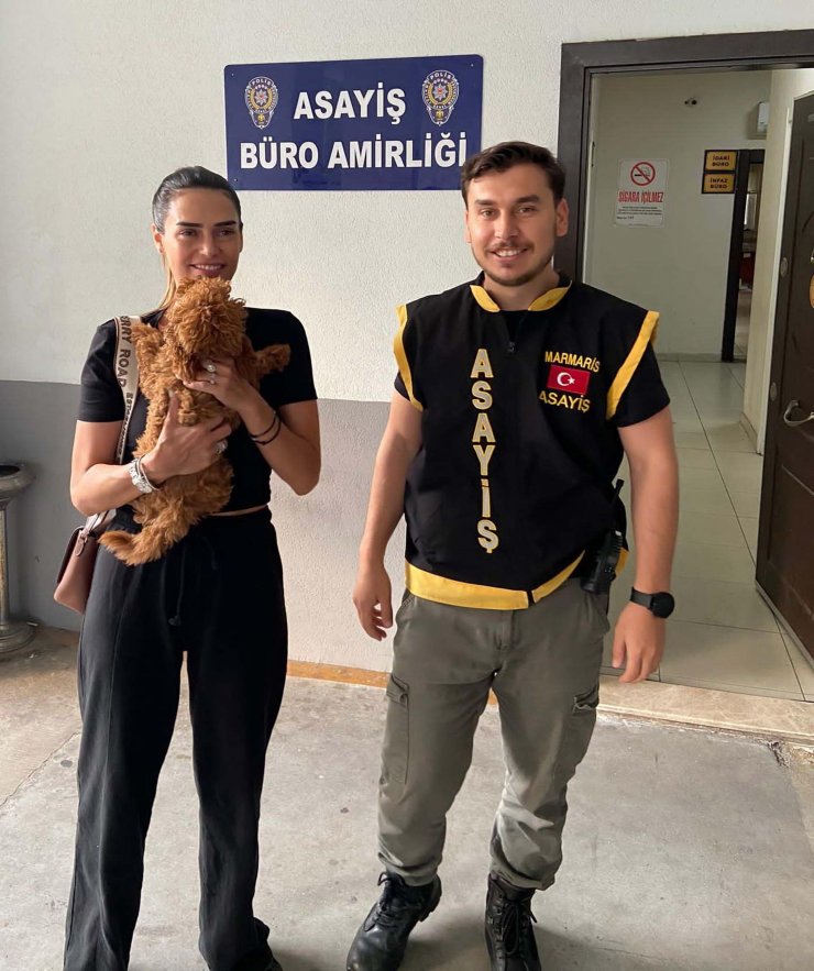 Turistin kaybettiği köpeği bulan polisler, para ödülünü kabul etmedi 