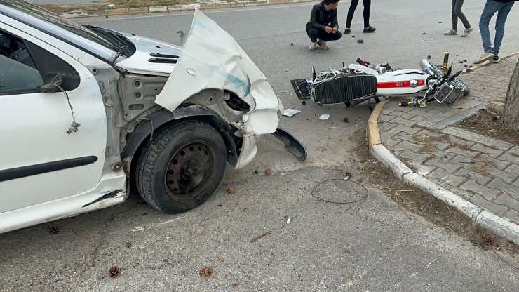 Otomobille motosiklet çarpıştı: 2 yaralı