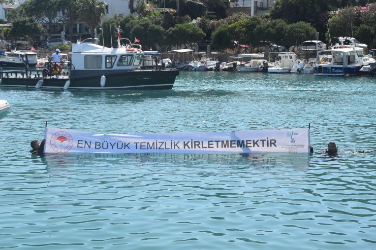 Bodrum'da denizin dibinden 10 ton 'katı atık' çıkarıldı