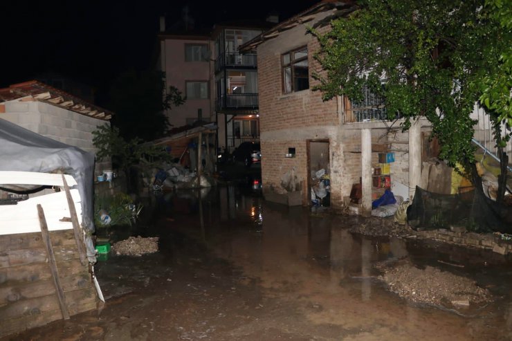 Gölhisar'da sağanak nedeniyle ev ve iş yerlerini su bastı