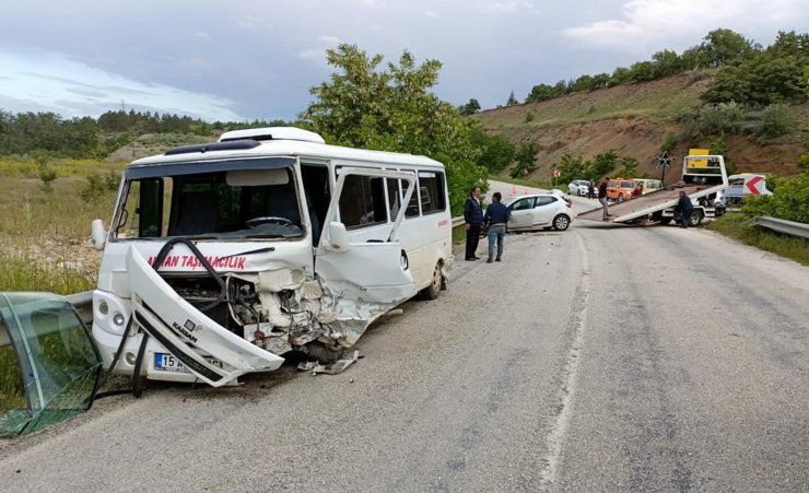 İşçi minibüsü ile otomobil çarpıştı; 13 yaralı