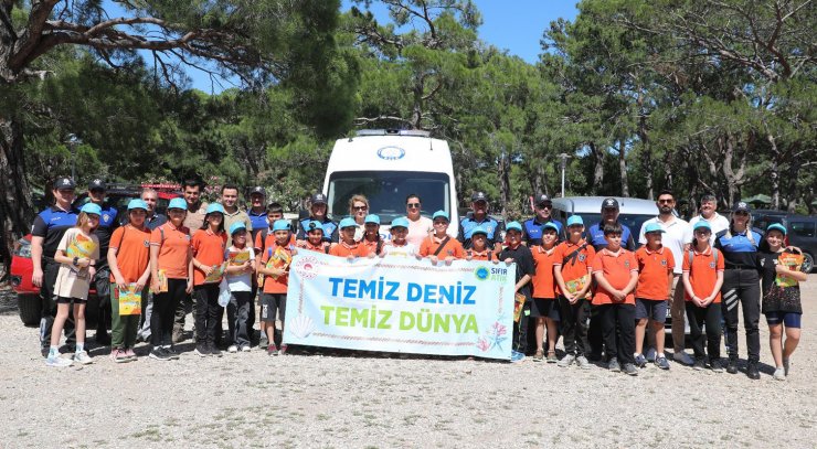 Öğrencilerle piknik alanını temizlediler