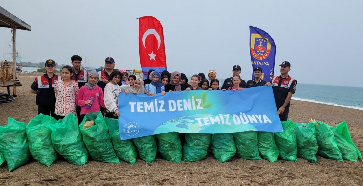 Çocuklardan sahilde çevre temizliği