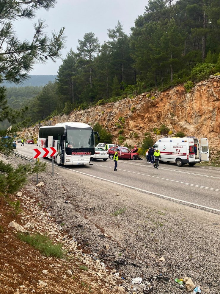 Yolcu otobüsüyle çarpışan otomobildeki baba- kız öldü