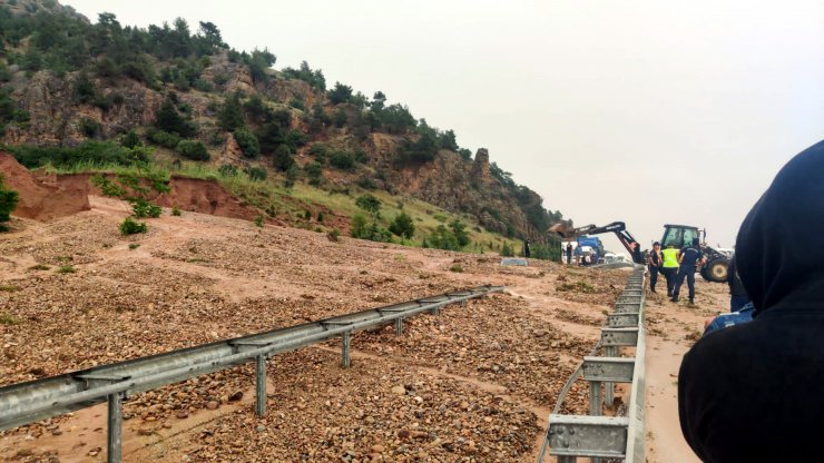 Akyonkarahisar'da heyelan nedeniyle 2 araç toprak yığını altında kaldı: 1 ölü, 1 yaralıalı