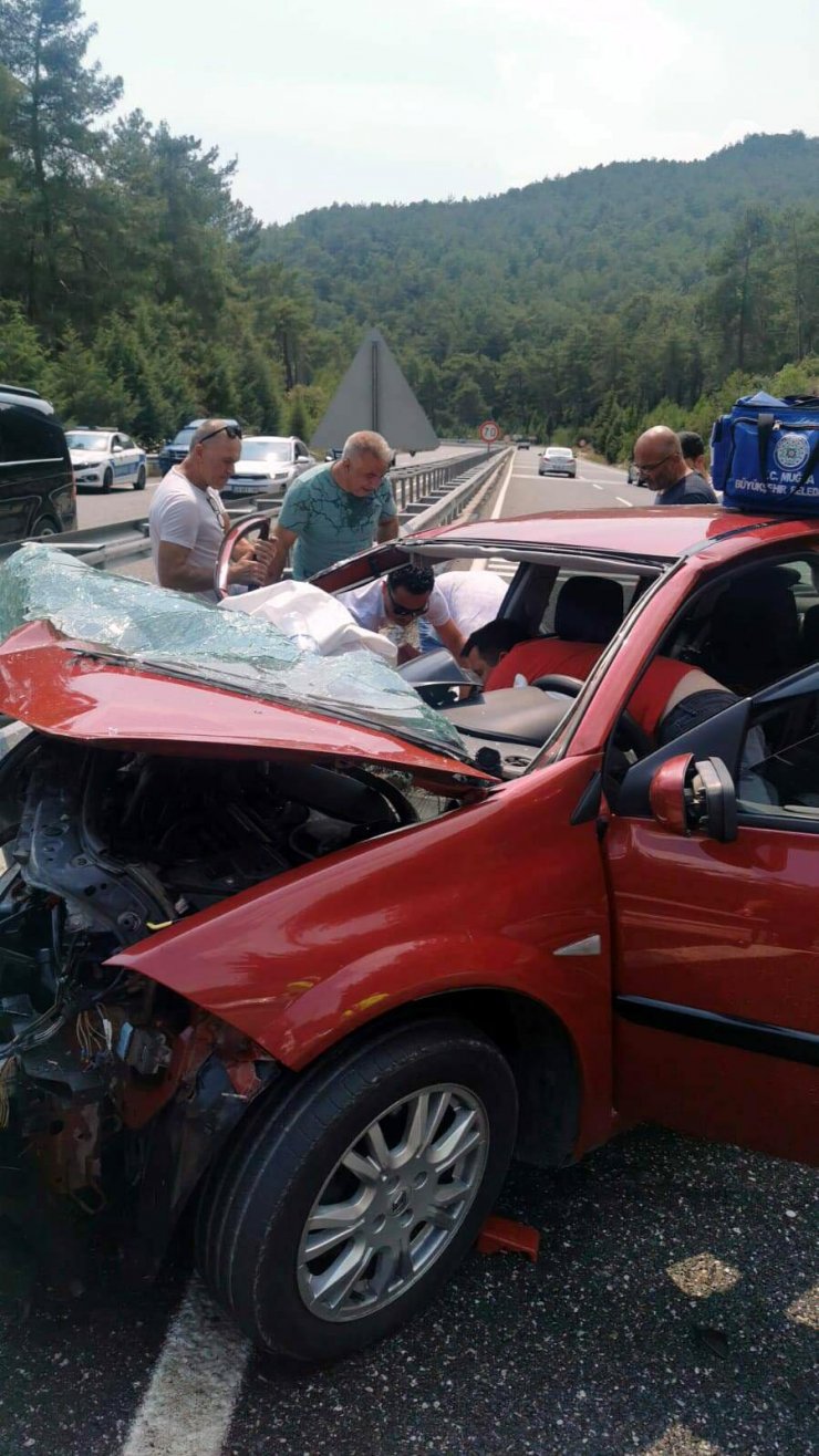 Otomobil yol kenarında park halindeki beton mikserine çarptı; 1 ölü, 1 yaralı