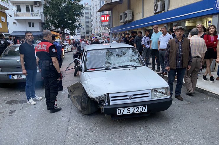 Park halindeki araçlara otomobili ile çarptı; mahalleli dövdü