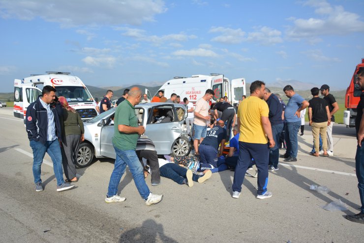 Antalya'da 2 otomobil çarpıştı; karı- koca ve torunları öldü, 4'ü çocuk 9 kişi yaralandı