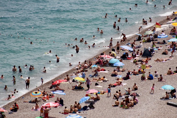 Antalya'da sahil doldu; YKS'den çıkıp denize gittiler