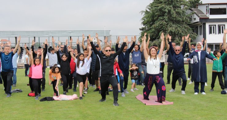 Babalar ve çocukları, Babalar Günü'nde yoga yaptı