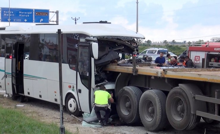 TIR'a çarpan tur midibüsünün sürücüsü öldü, 1'i ağır 5 turist yaralı