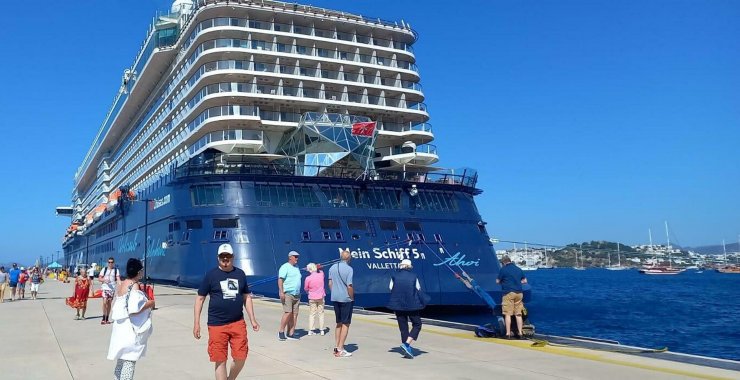 'Mein Schiff" isimli kruvaziyer gemisi Bodrum'a 2 bin 539 turist getirdi