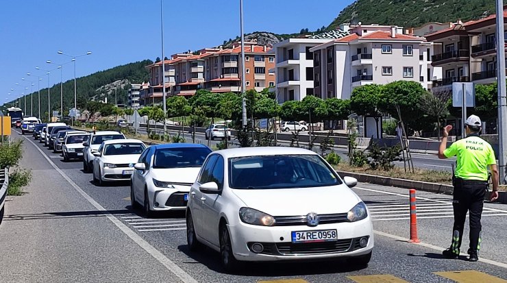 Bayram öncesi Muğla'ya tatilci akını; kilometrelerce araç kuyruğu oluştu