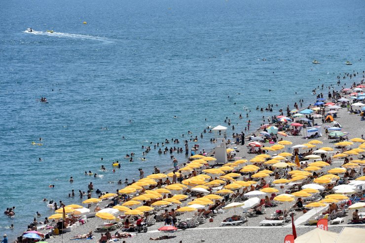 Antalya'nın sahillerinde yoğunluk yaşanıyor