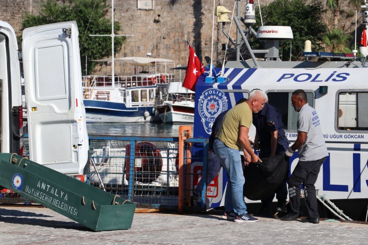 Antalya'da denizde erkek cesedi bulundu