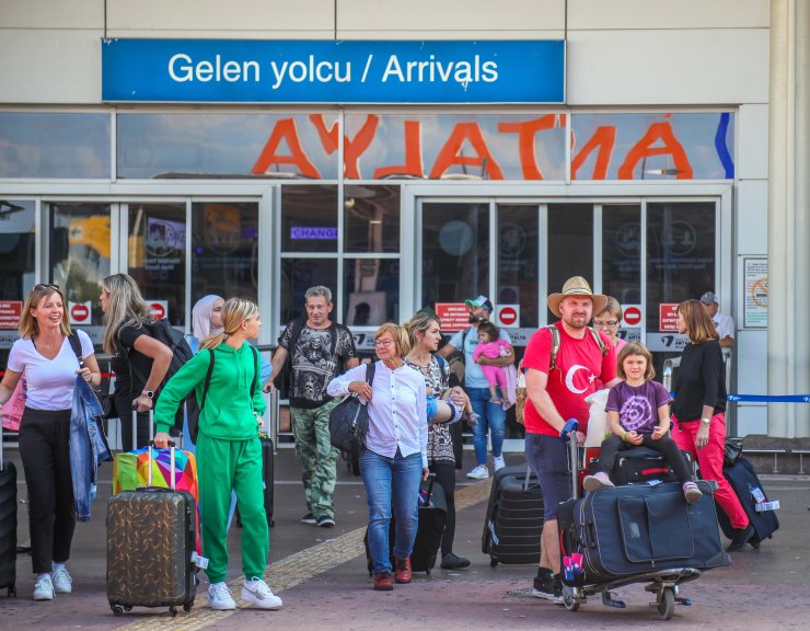 Antalya'ya hava yoluyla gelen turist sayısı 5 milyonu aştı