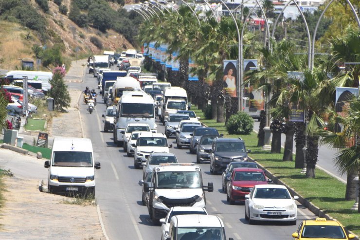 Bodrum'a 2,5 günde 60 bin araç giriş yaptı; tatilciler plajlara akın etti