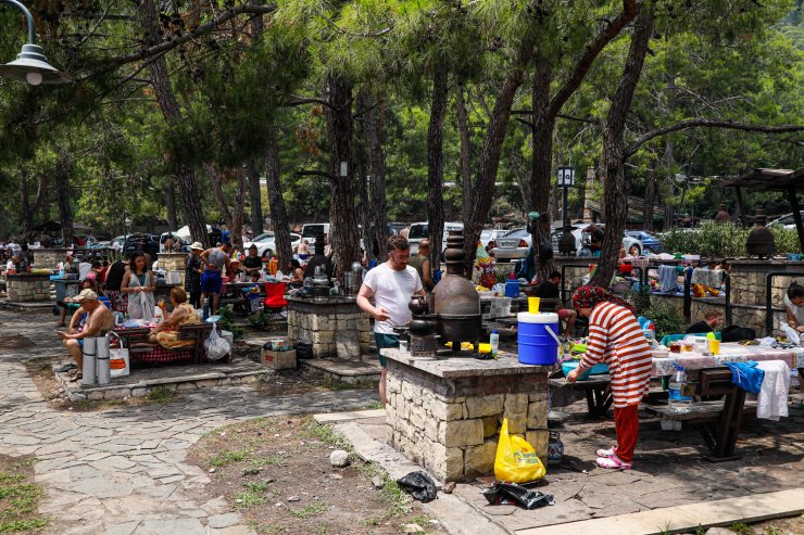 Antalya'da bayramda mesire alanlarına yoğun ilgi