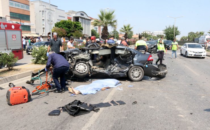 Otomobil, aydınlatma direği ile araca çarptı: 2 ölü, 3 yaralı