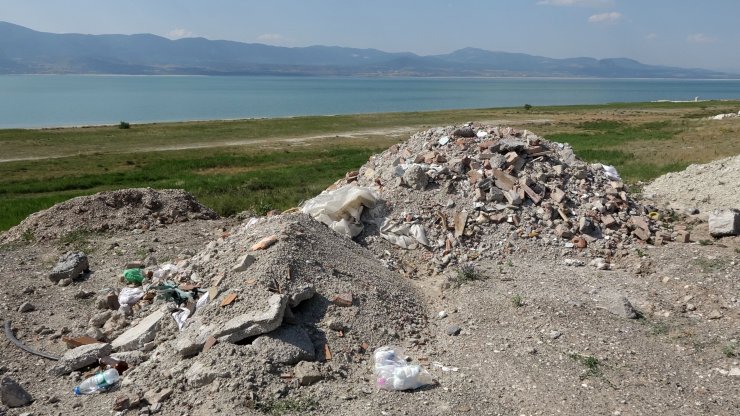 Burdur Gölü kenarına moloz döküldü