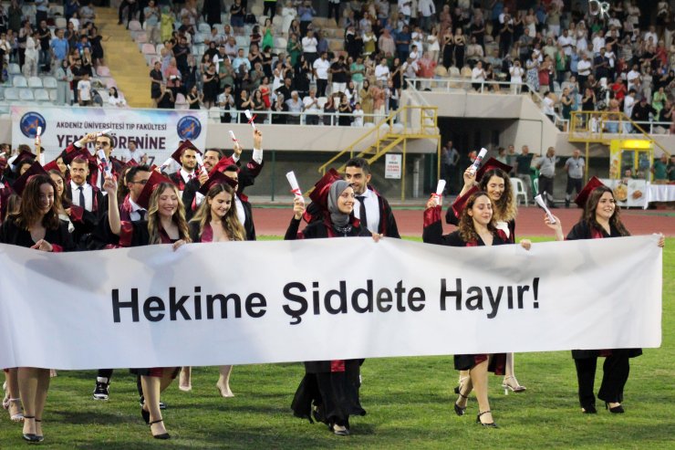 Akdeniz Üniversitesi Tıp Fakültesi'nden 278 hekim mezun oldu