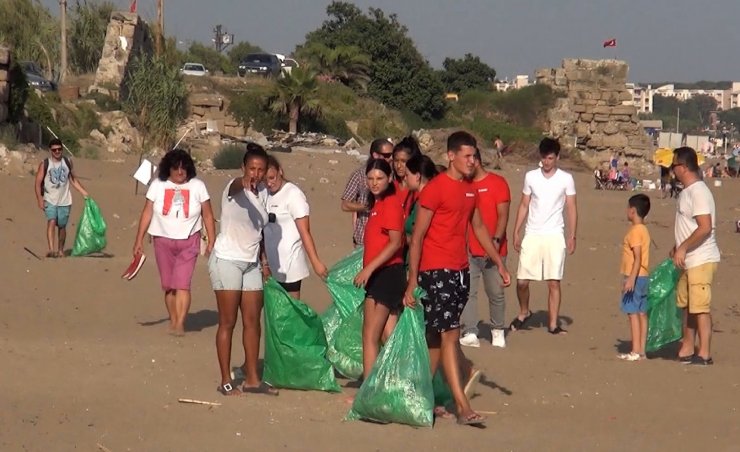 Romanya'dan gelip, sahilleri temizlediler