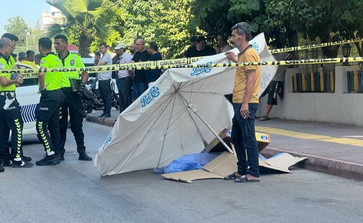 Otomobilin çarpmasıyla ölen Mustafa Alp'in cansız bedeninin üzeri plaj şemsiyesiyle örtüldü