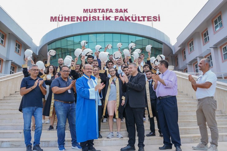 Yeni mezun mühendislere beyaz baret