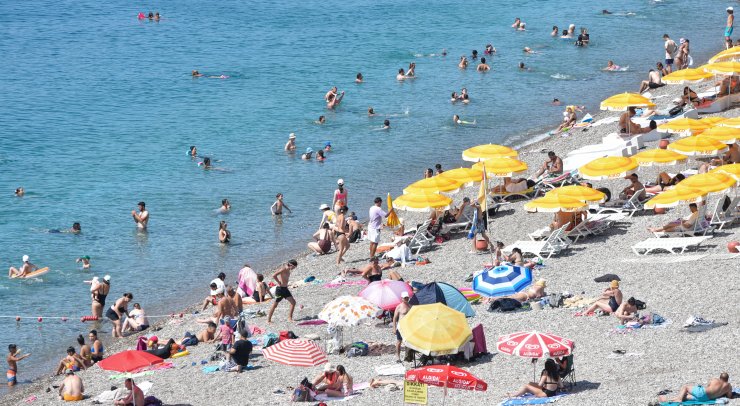 Antalya'da sıcak hava bunalttı