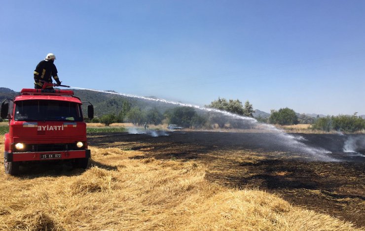 Bucak'ta 2 köyde anız tarlasında çıkan yangın söndürüldü