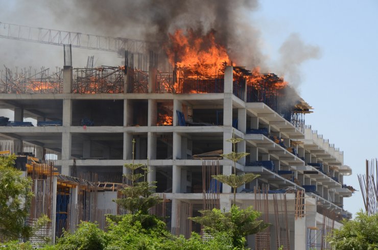 Serik'te otel inşaatında yangın