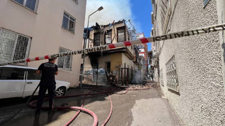 200 yıllık ev yandı, mahalleli maskeyle söndürme çalışmalarına katıldı