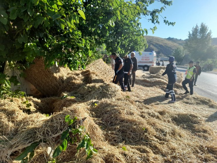 Devrilen TIR'dan fırlayan balyanın altında kalıp, öldü