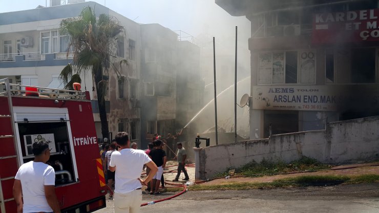 Mobilya deposunda yangın çıktı, binada oturanlar çatıya sığındı