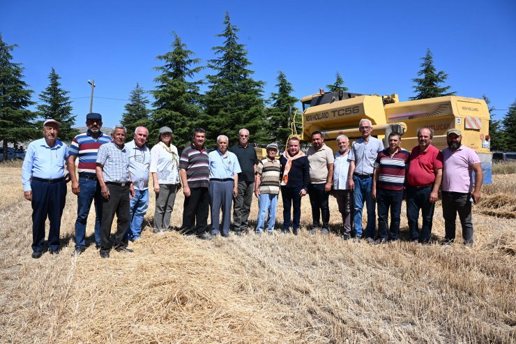 Başkan Böcek, biçerdöverle buğday hasadı yaptı