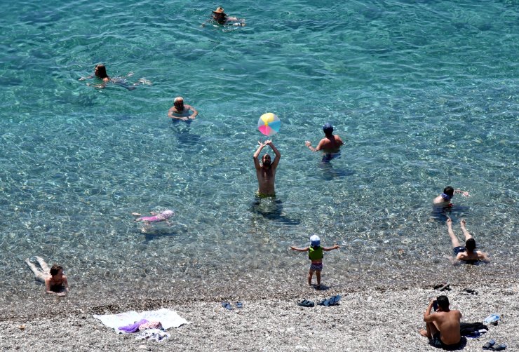 Antalya sahillerinde sıcak hava yoğunluğu