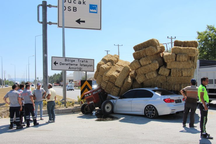 Otomobil traktörle çarpıştı: 2 yaralı