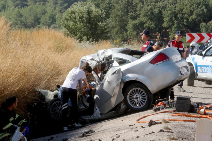 Tuğla yüklü TIR'la çarpışan otomobildeki 2 kişi öldü