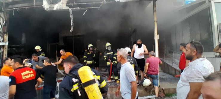 Muğla'da bir iş yerinde çıkan yangın iki iş yerine daha sıçradı