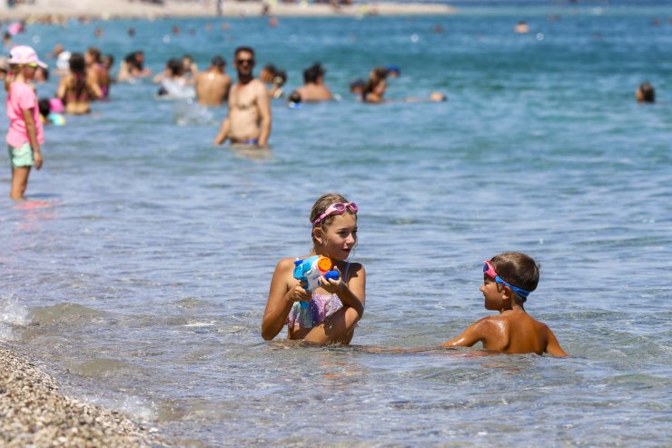 Sıcaklık 44 dereceyi bulunca serinlemek için sahile koştular