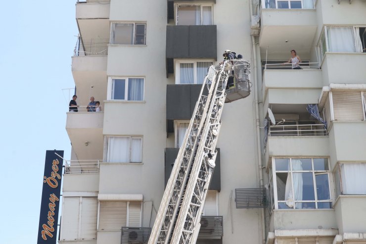 Sıcağa aldırmadan itfaiyenin çalışmasını izlediler