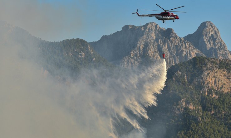 Kemer'deki orman yangınına havadan müdahale